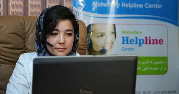En Afghanistan, une hotline pour sages-femmes offre un soutien d’urgence 