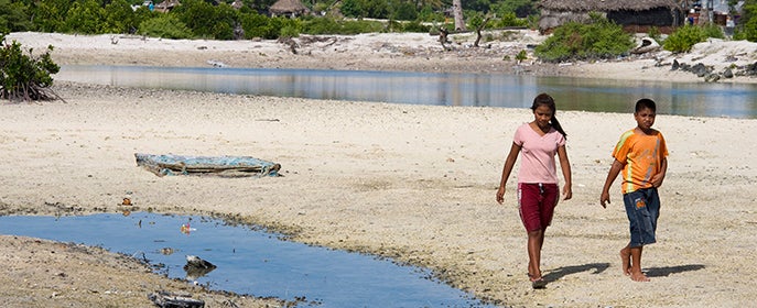 Des habitants de Kiribati, un archipel de faible altitude menacé par la montée du niveau des mers. Crédits photo: UN Photo/Eskinder Debebe