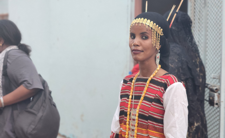 Hawa'a Mohamed Kamil, superviviente de la mutilación genital femenina en Yibuti, viaja por todo el país con programas apoyados por el UNFPA para sensibilizar sobre los daños físicos y psicológicos de esta práctica para millones de niñas y mujeres. ©UNFPA / Fahmia Al Fotih