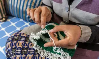 أغنية نادية عن الصمود: ترفع صوتها وسط الأزمات والنزوح