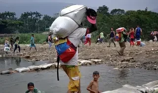 Des bénévoles vénézuéliens apportent de l’aide humanitaire aux…