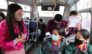 Mujeres que apoyan a otras mujeres: las cobradoras de autobuses...